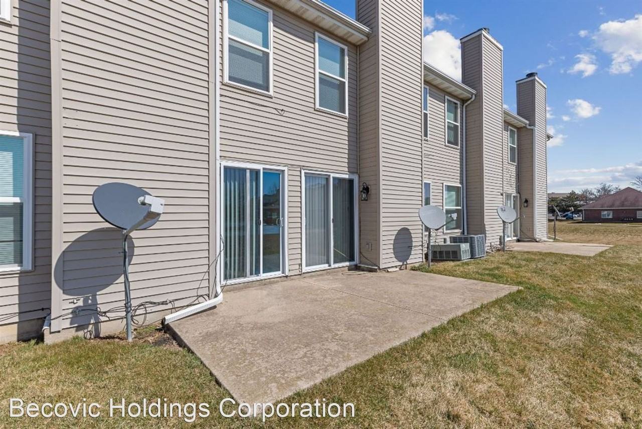 Rockford Townhomes East - Photo 3 of 11