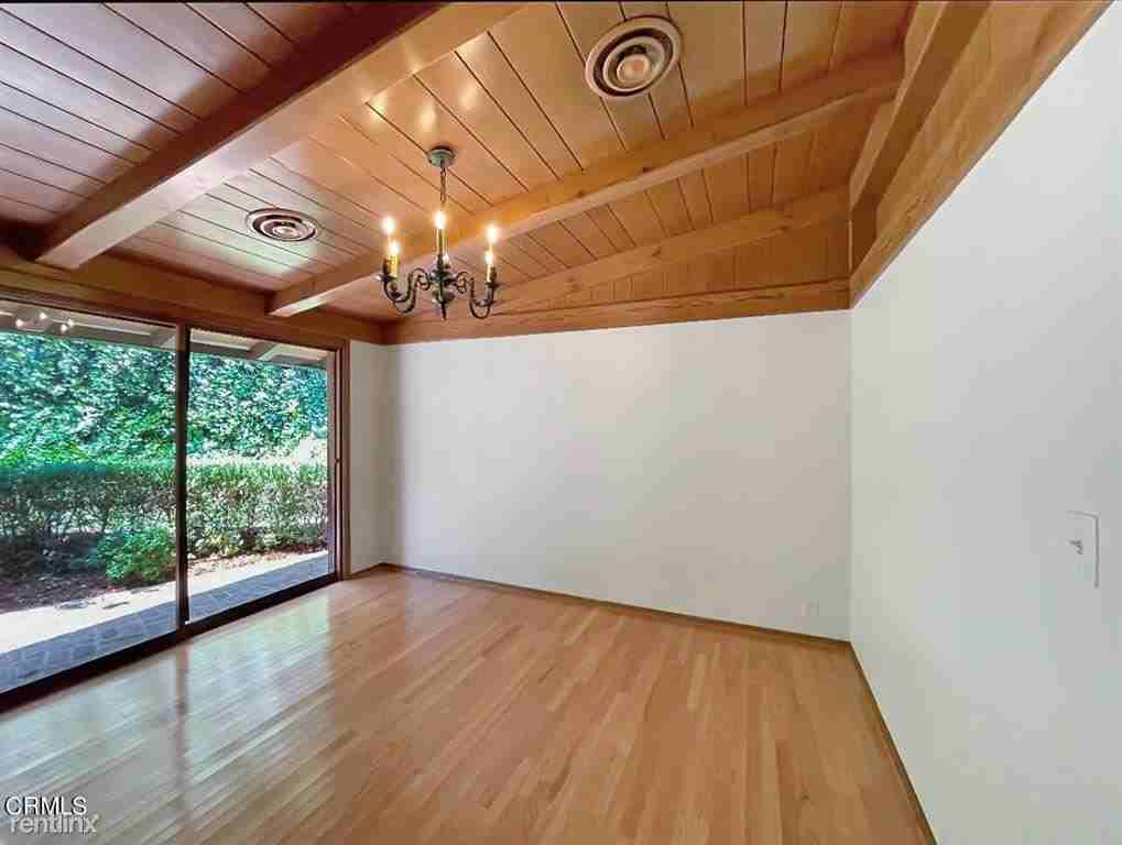 275 Malcolm Dr - Photo 2 of 10