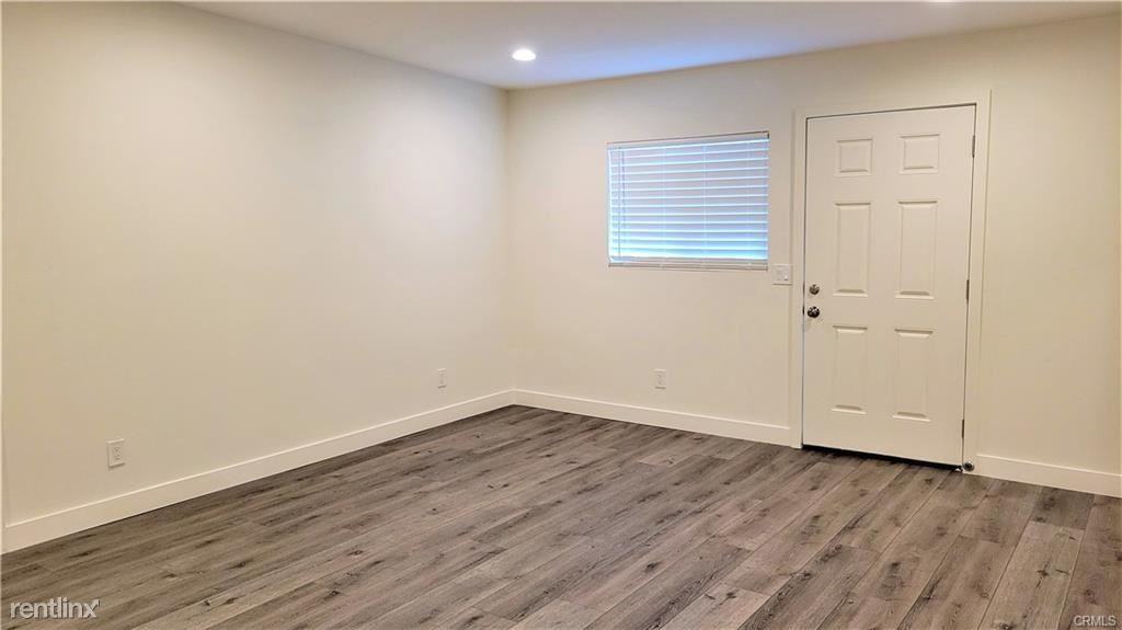 6452 Balboa Blvd - Photo 2 of 10