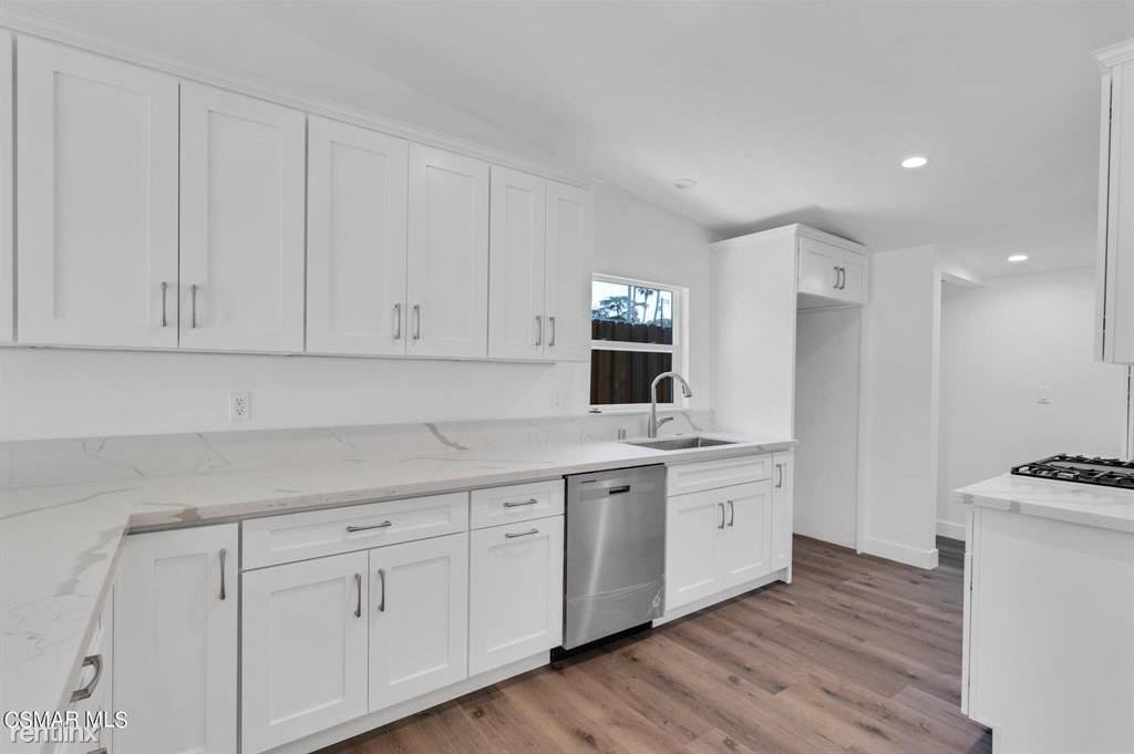 7633 Yarmouth Ave - Photo 3 of 10