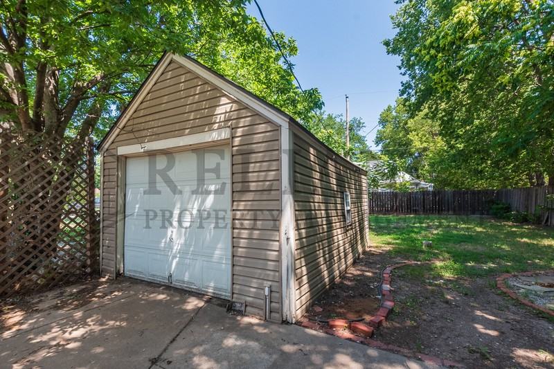 1620 West 2nd Street North - Photo 3 of 18