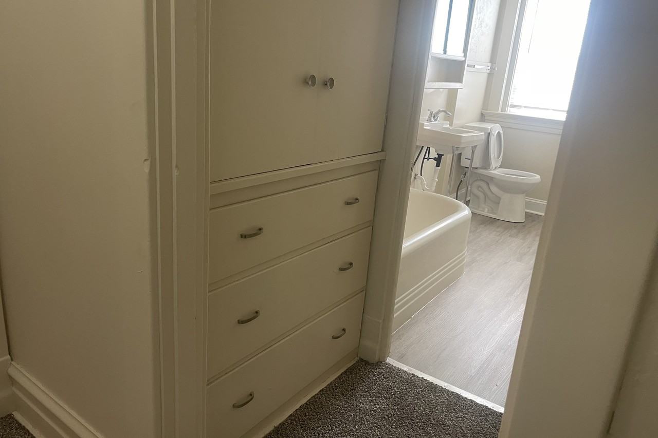 409 Sw Huntoon St - Photo 2 of 16