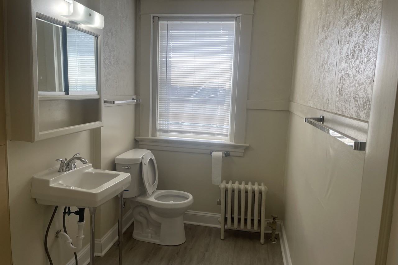 409 Sw Huntoon St - Photo 3 of 16