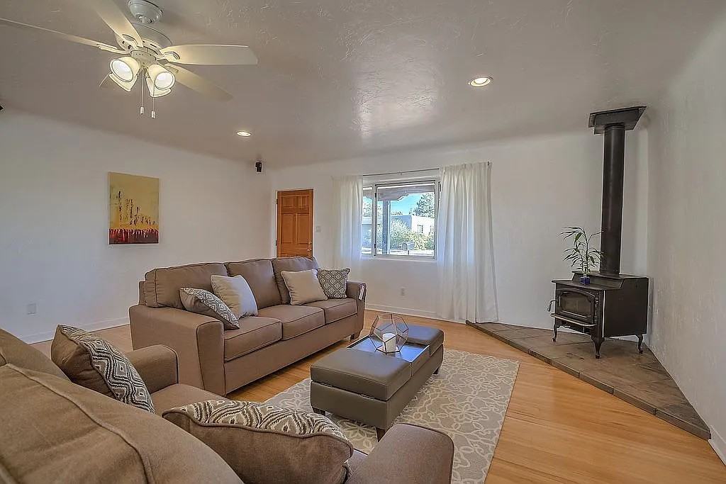 4723 Mcknight Ave Ne - Photo 3 of 14