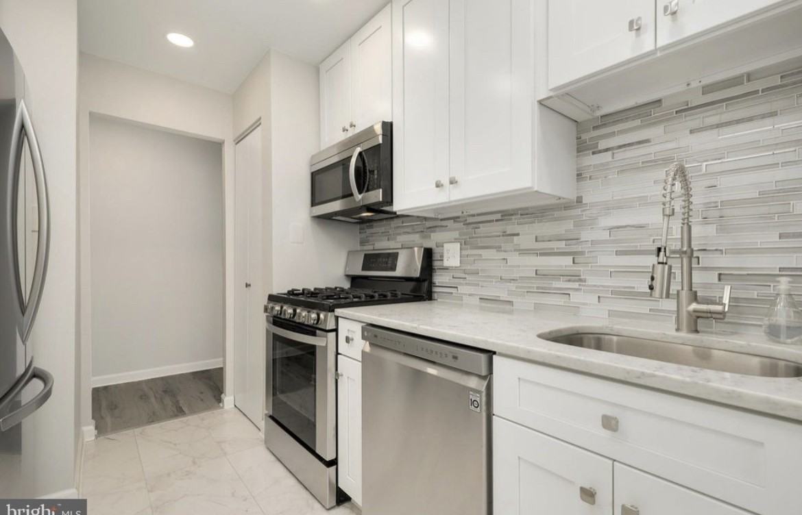 1942 Kennedy Dr #104 - Photo 3 of 17