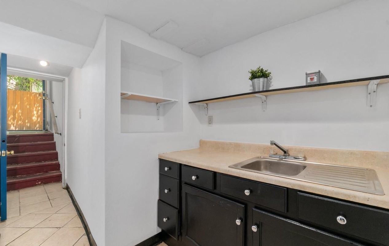 404 W 29th St - Photo 3 of 6