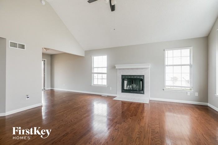 1049 Ne Queens Cir - Photo 3 of 15