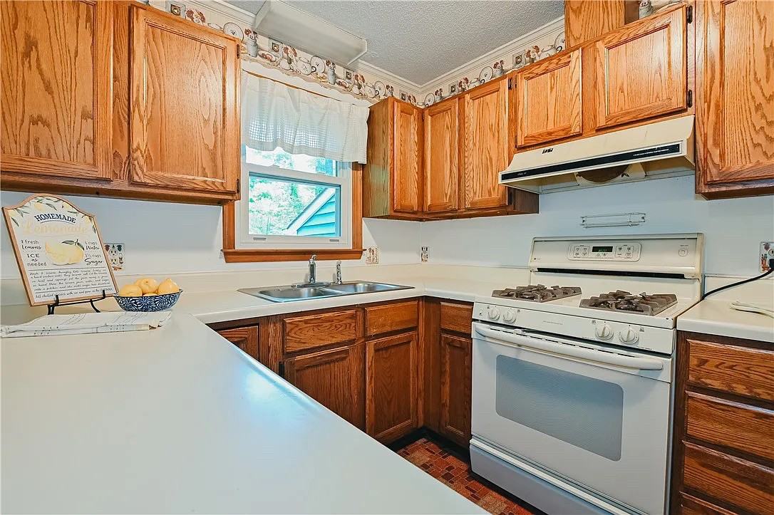 604 Sanderson Dr - Photo 6 of 34