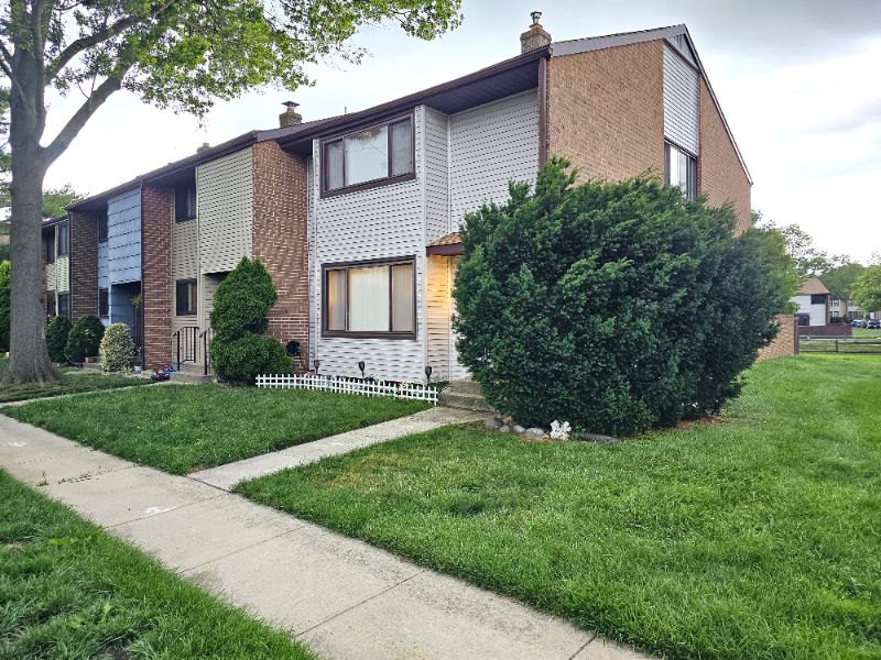 468 Fairfield Rd - Photo 3 of 16