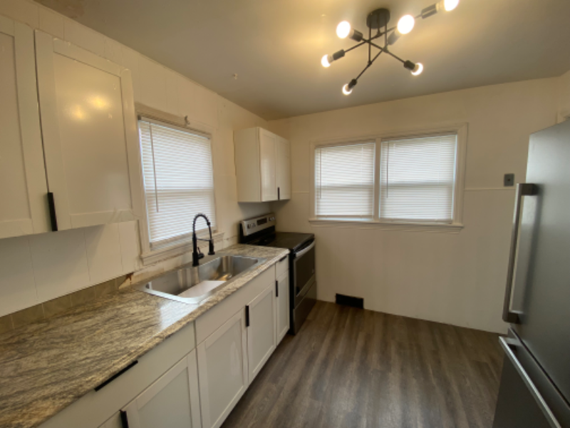 1802 Rushmore St - Photo 2 of 9