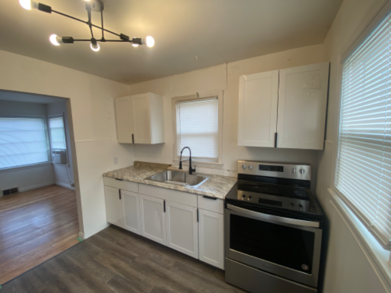 1802 Rushmore St - Photo 3 of 9