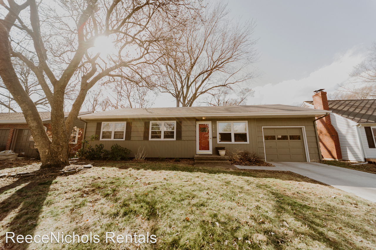 5814 Russell St - Photo 2 of 27