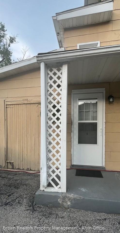 2900 Brown St. - Photo 2 of 8