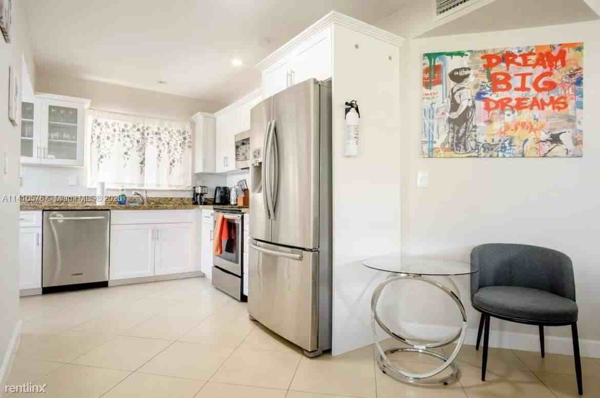 716 Ne 7th St - Photo 3 of 32