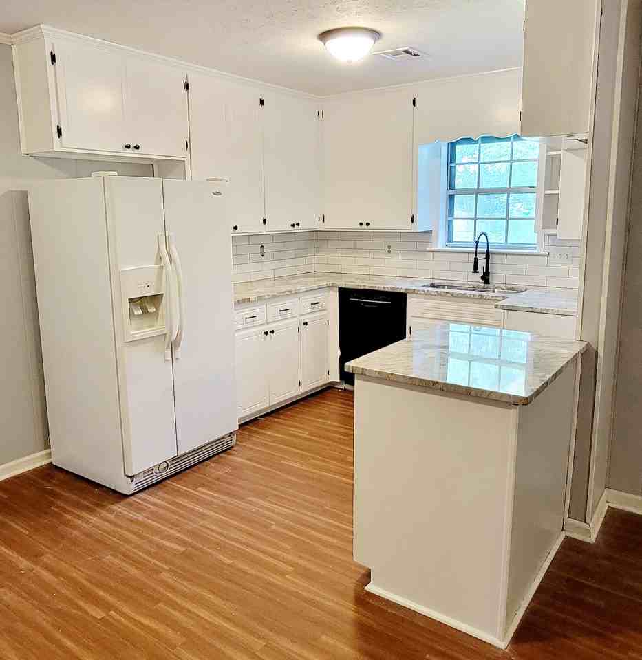 208 Sheila Blvd - Photo 2 of 13