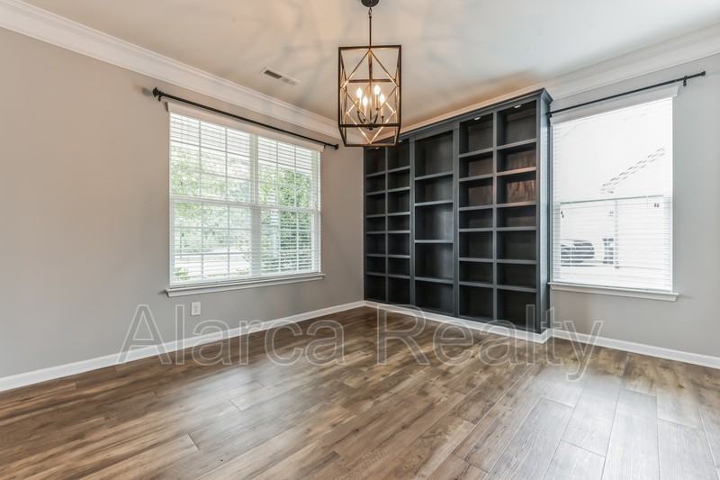 7419 Canova Ln - Photo 5 of 38