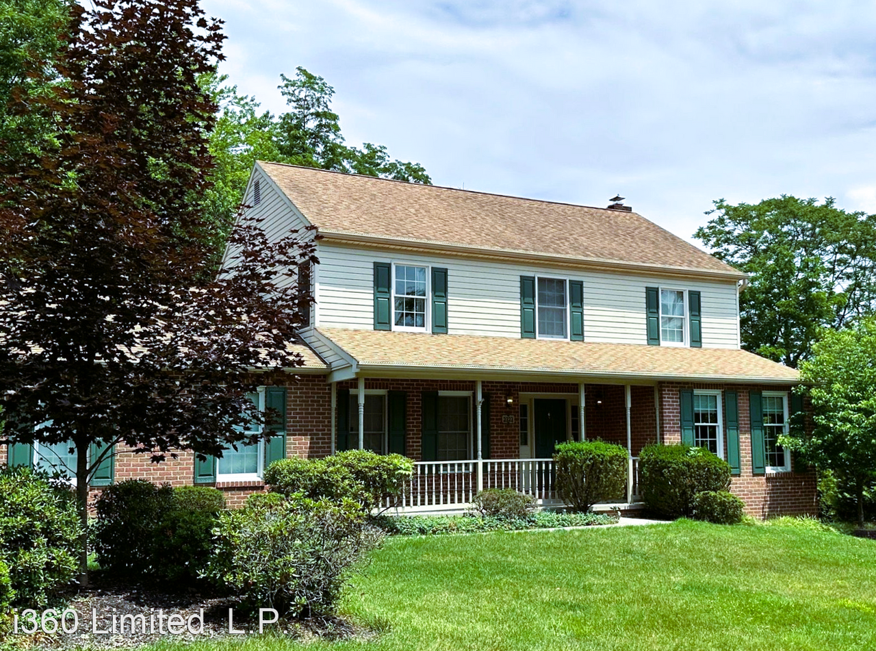 2323 Forest Hills Dr - Photo 2 of 32
