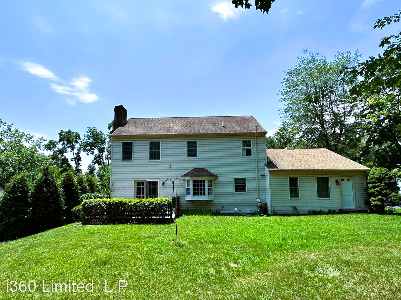 2323 Forest Hills Dr - Photo 3 of 32