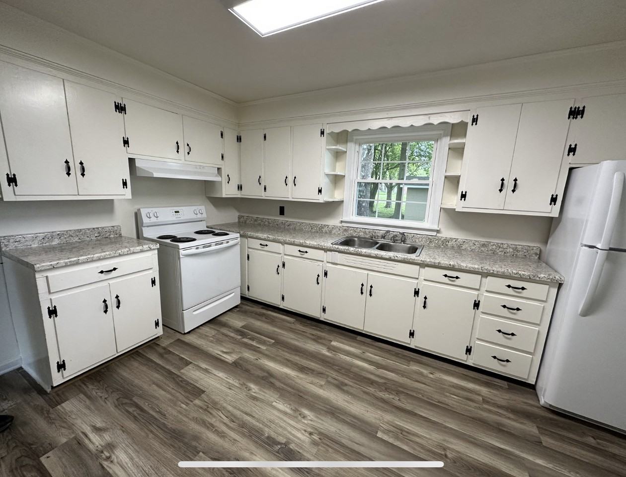 576 Luray Ave #NA - Photo 3 of 7