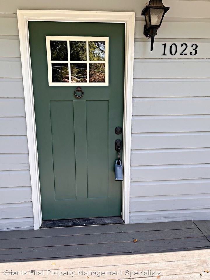 1023 Oakview Dr Se - Photo 2 of 13