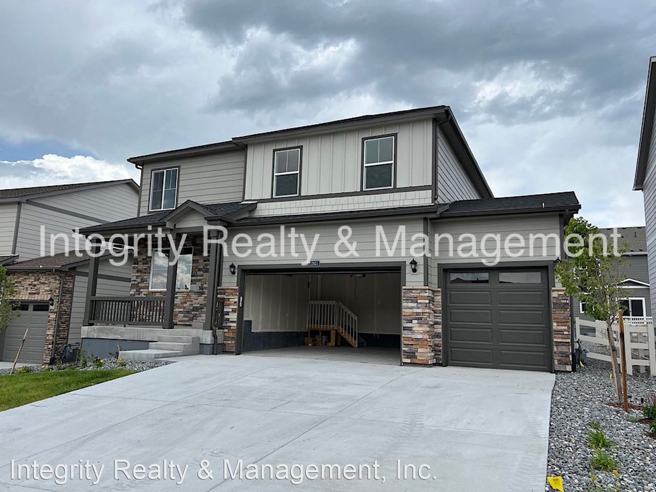 2851 Villageview Ln - Photo 3 of 26