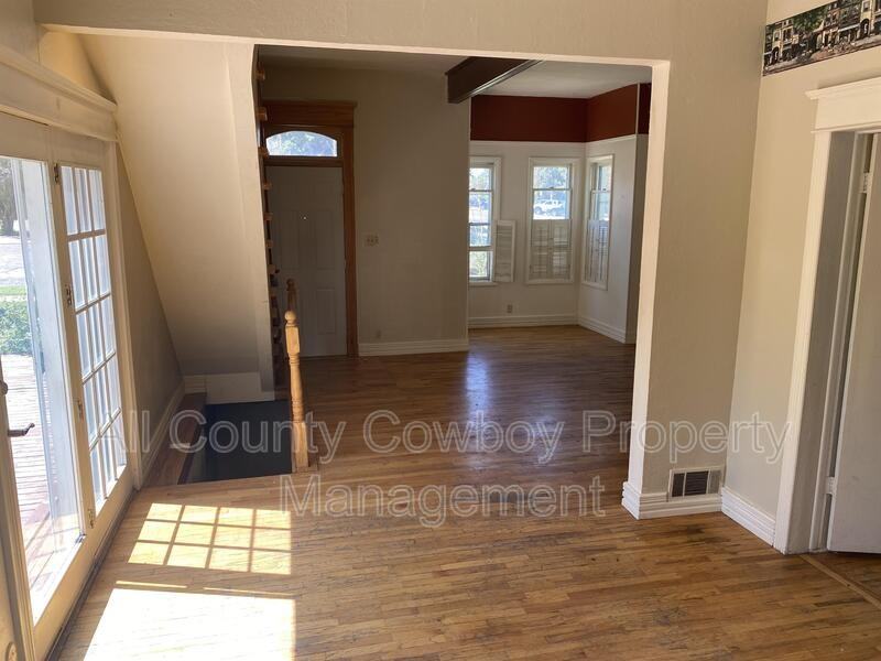 703 E University Ave - Photo 4 of 13