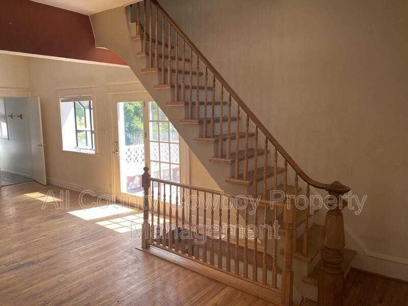 703 E University Ave - Photo 6 of 13