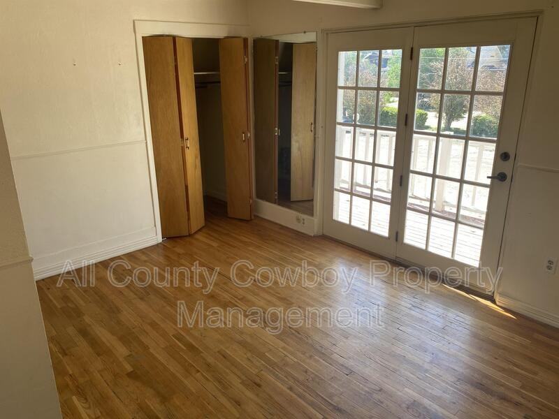 703 E University Ave - Photo 7 of 13