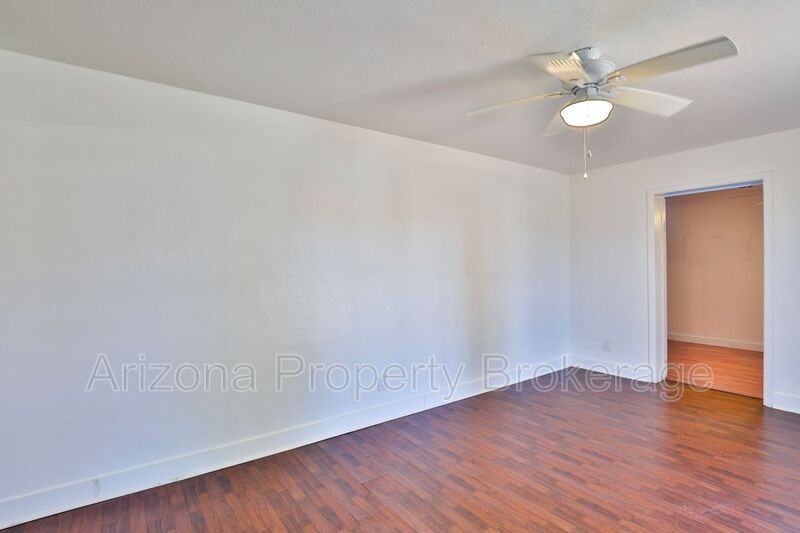 8041 N 30th Dr - Photo 3 of 16