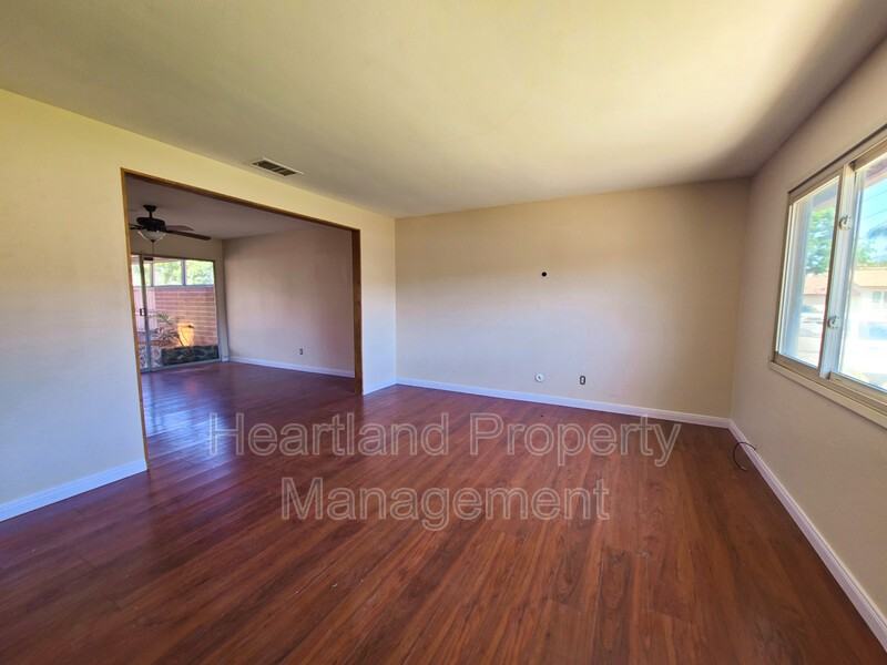 698 Raymond St - Photo 2 of 5