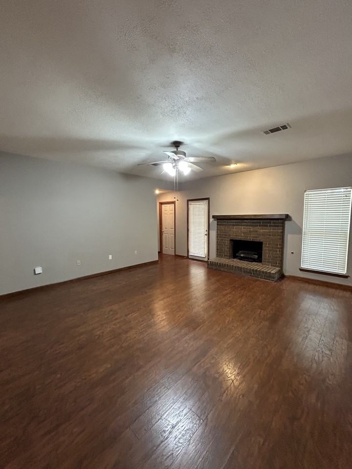 804 Drake Dr - Photo 2 of 12