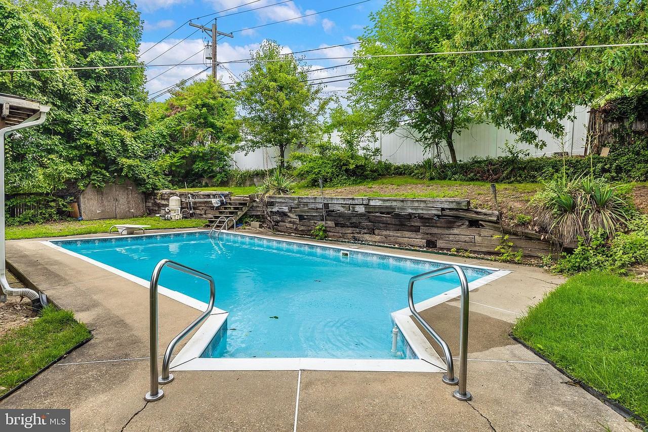 890 Gordon Dr #NA - Photo 2 of 9