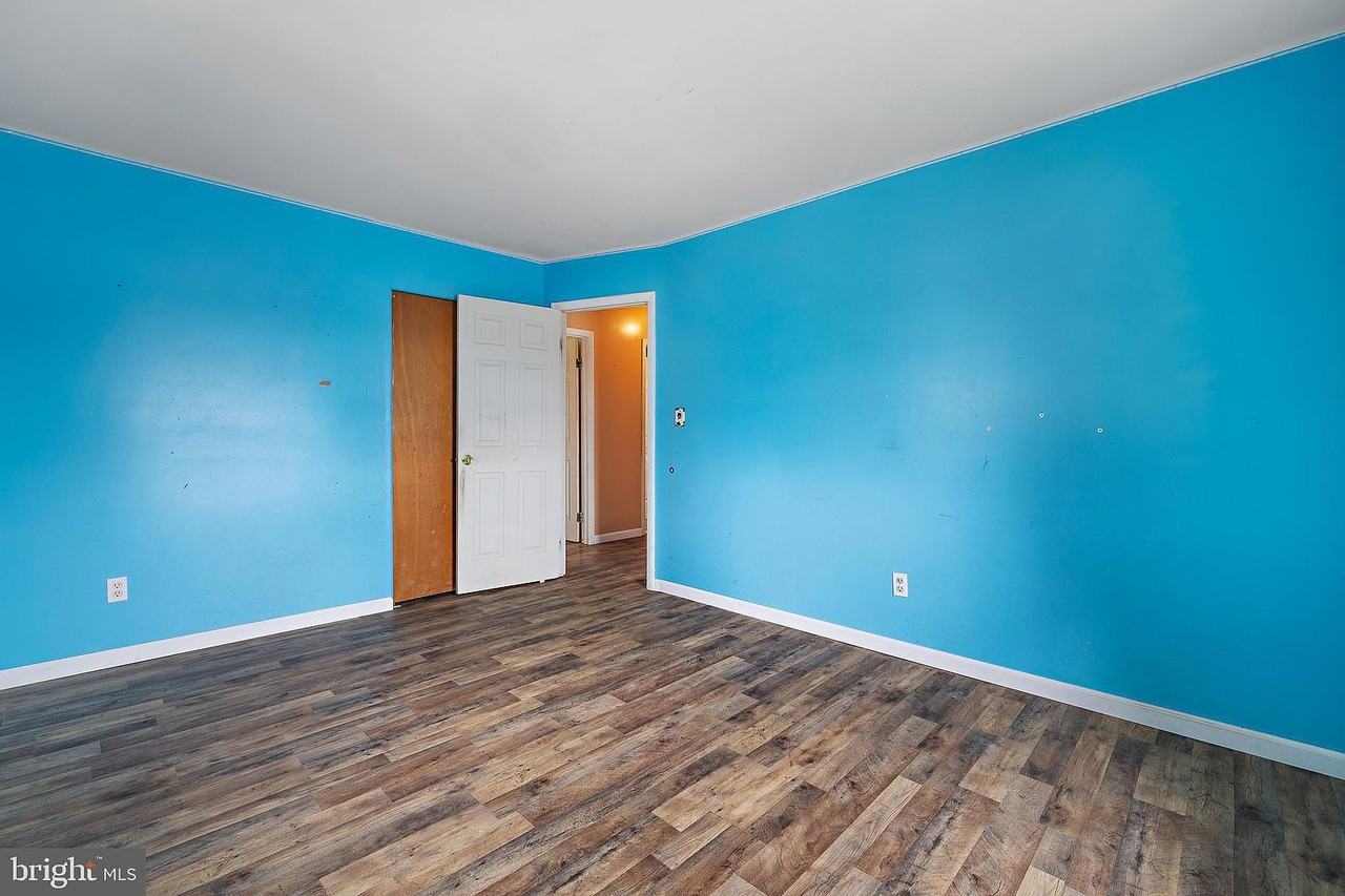 890 Gordon Dr #NA - Photo 3 of 9