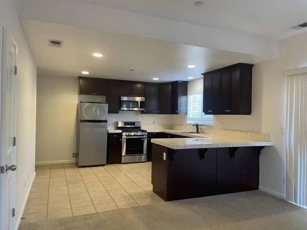 409 Hetherington Cir - Photo 4 of 15