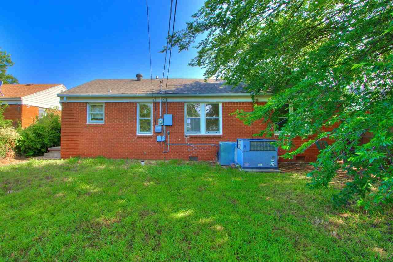 1240 Ne 42nd St - Photo 2 of 10