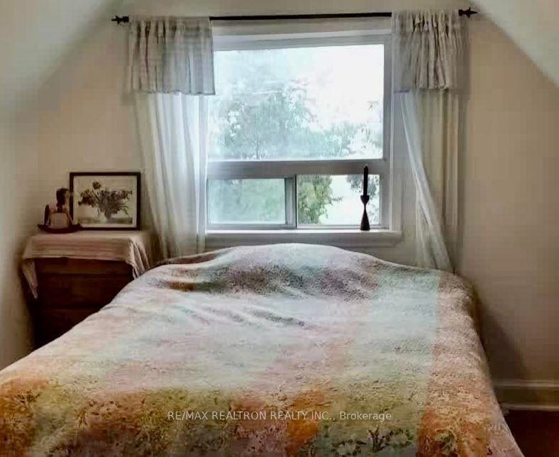 8 Pinehill Crescent - Photo 3 of 5