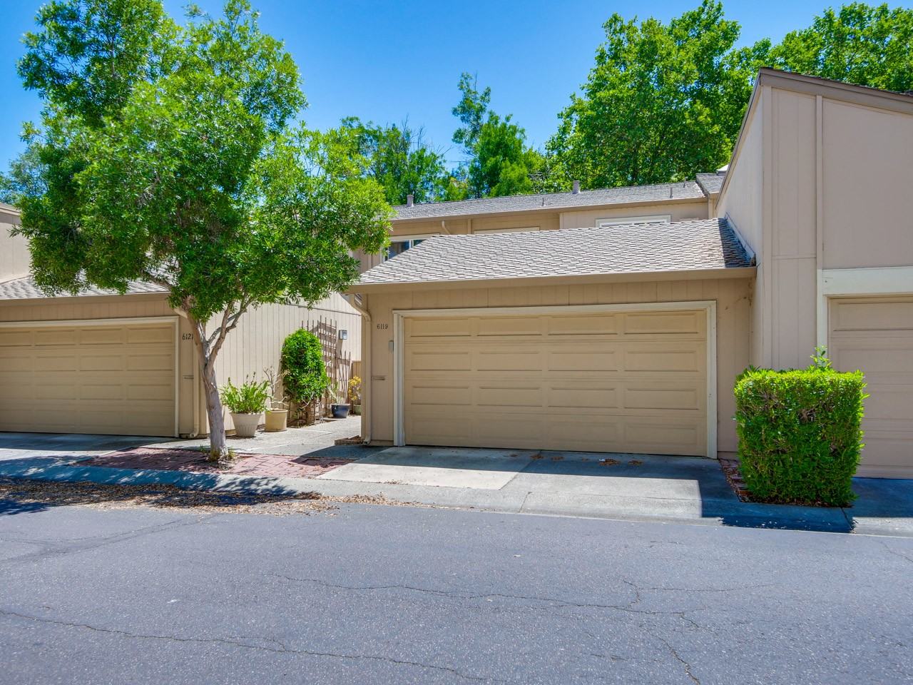 6119 Elmbridge Dr - Photo 3 of 50