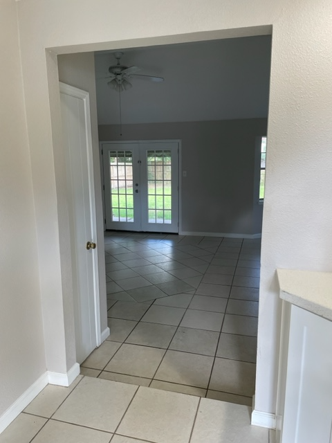 526 Seminole Dr - Photo 2 of 10