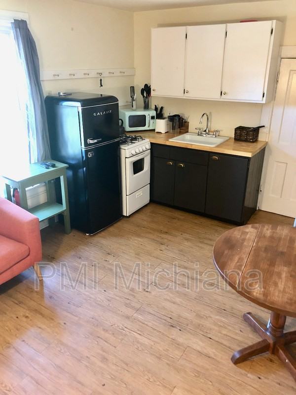 1022 Woodward Ave - Photo 2 of 10