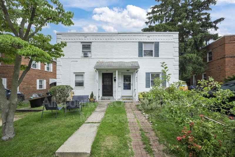 911 S Irving St - Photo 2 of 38