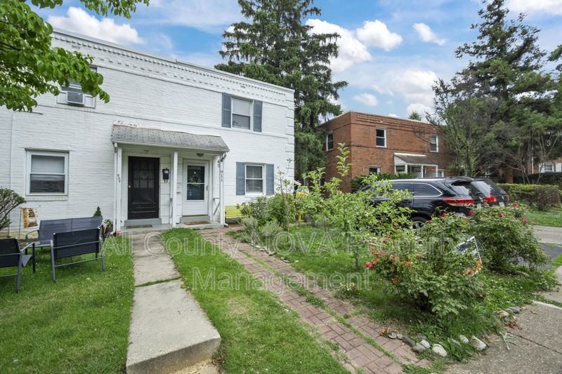 911 S Irving St - Photo 3 of 38