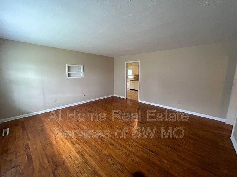 306 W Lindberg St - Photo 2 of 8