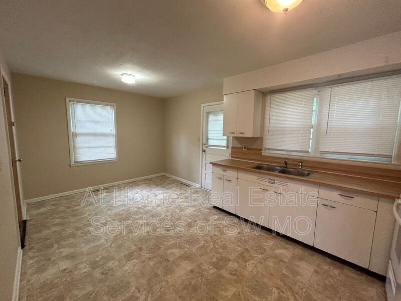 306 W Lindberg St - Photo 3 of 8