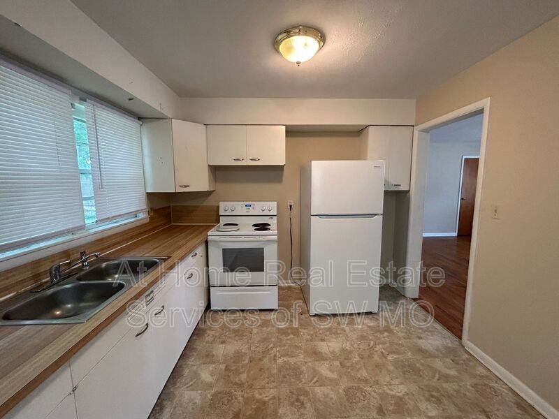 306 W Lindberg St - Photo 4 of 8