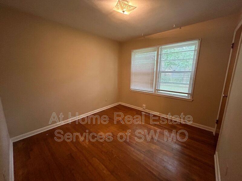 306 W Lindberg St - Photo 5 of 8