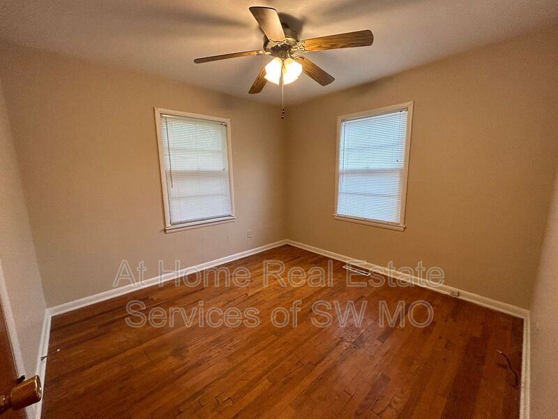 306 W Lindberg St - Photo 6 of 8