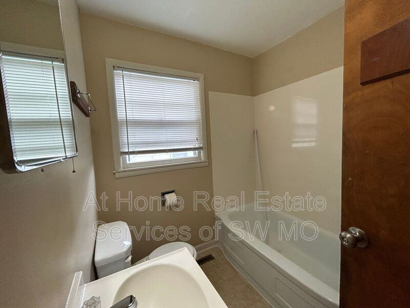 306 W Lindberg St - Photo 7 of 8