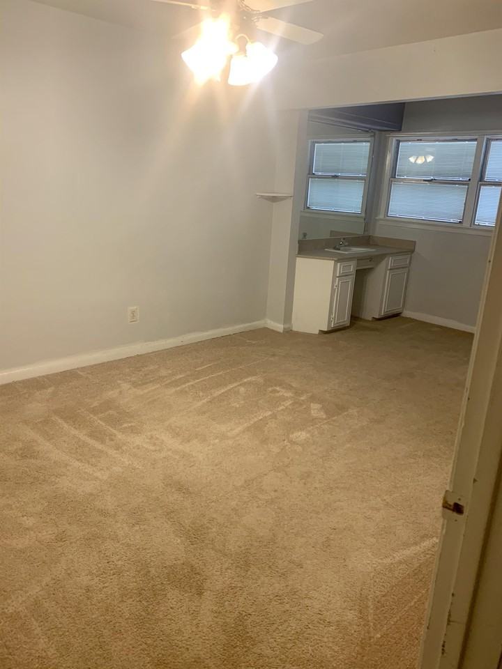 918 Robert St #3 - Photo 2 of 9