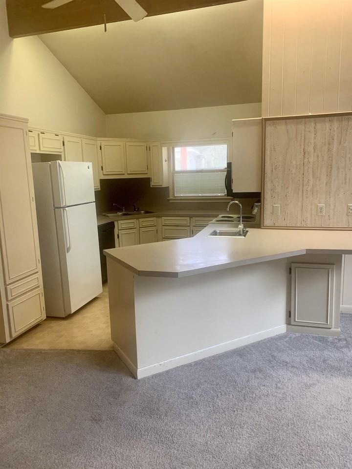 918 Robert St #3 - Photo 6 of 9