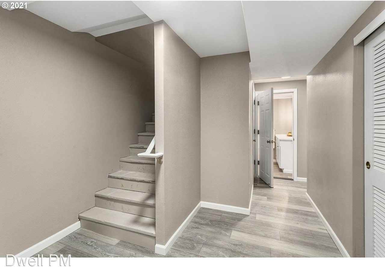 44 NW Macleay Blvd - Photo 2 of 9